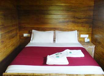 Hiliya Tree house Resort bed